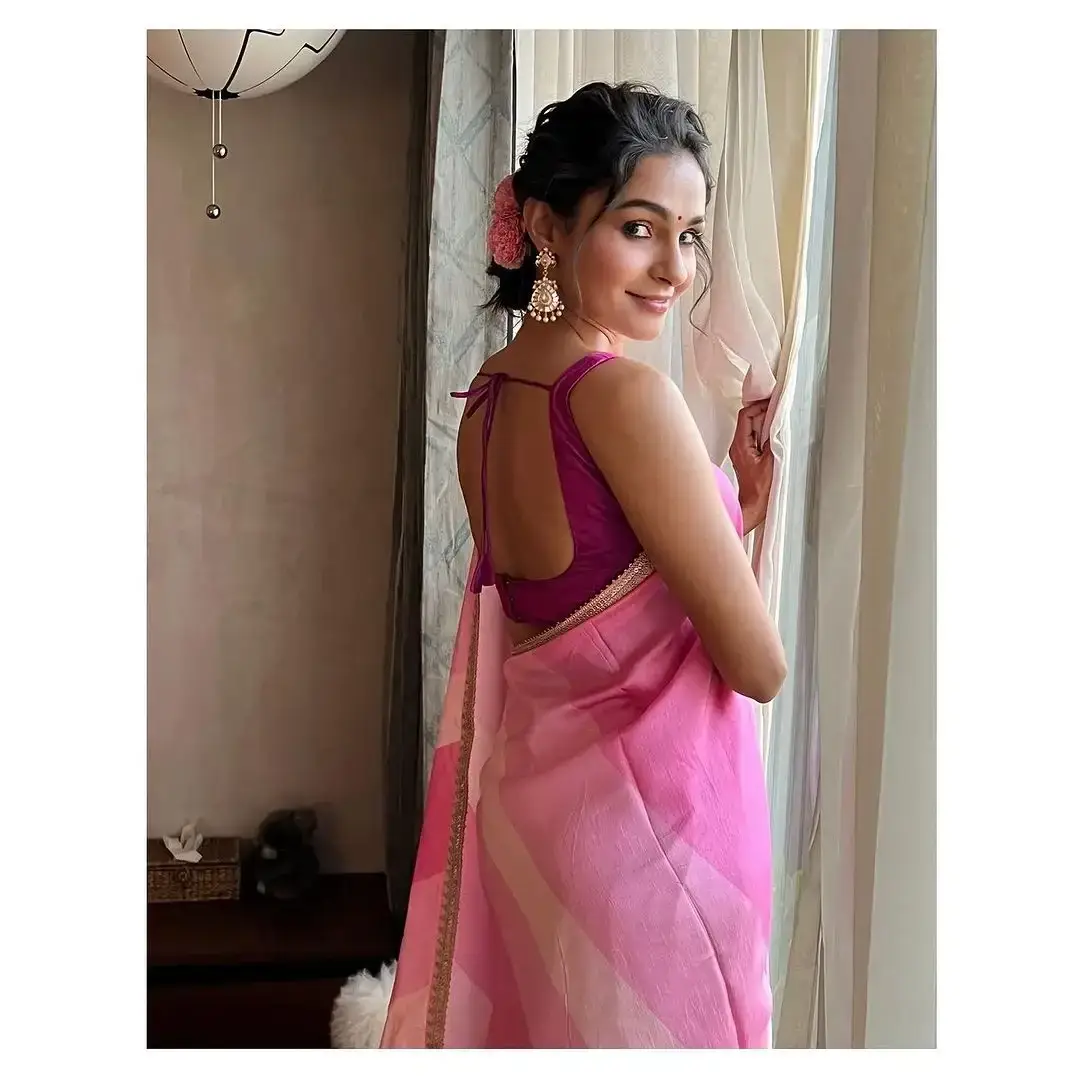 Actress Andrea Jeremiah in Sleeveless Pink Saree